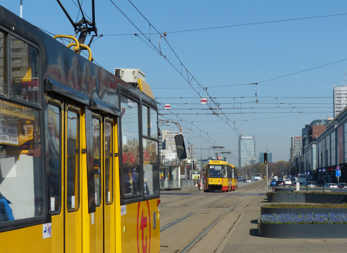 Kräftige Farben schmücken die Straßenbahnen in Warschau. Centrum Warschau, 17.4.2019