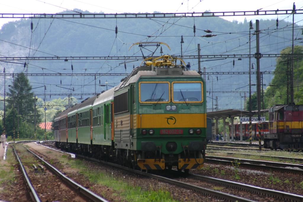 Kralovany am 2.6.2005
162002 fhrt mit ihrem Os weiter in Richtung Poprad.