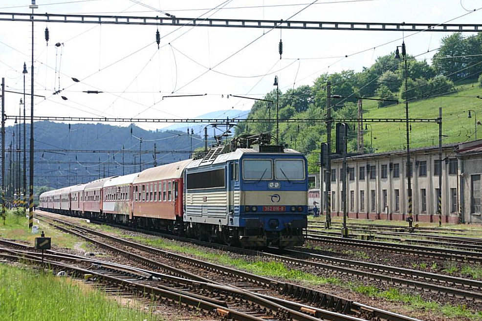 Kralovany am 2.6.2005
362016 mit R Richtung Poprad / Kosice.
