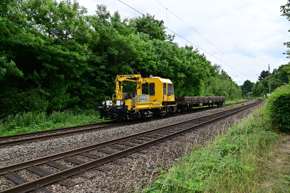 Kran voraus kommt hier ein GAF samt Rungenwagen am Haken durch Neckargerach gen Zwingenberg Neckar gefahren am Montag den 20.6.2022