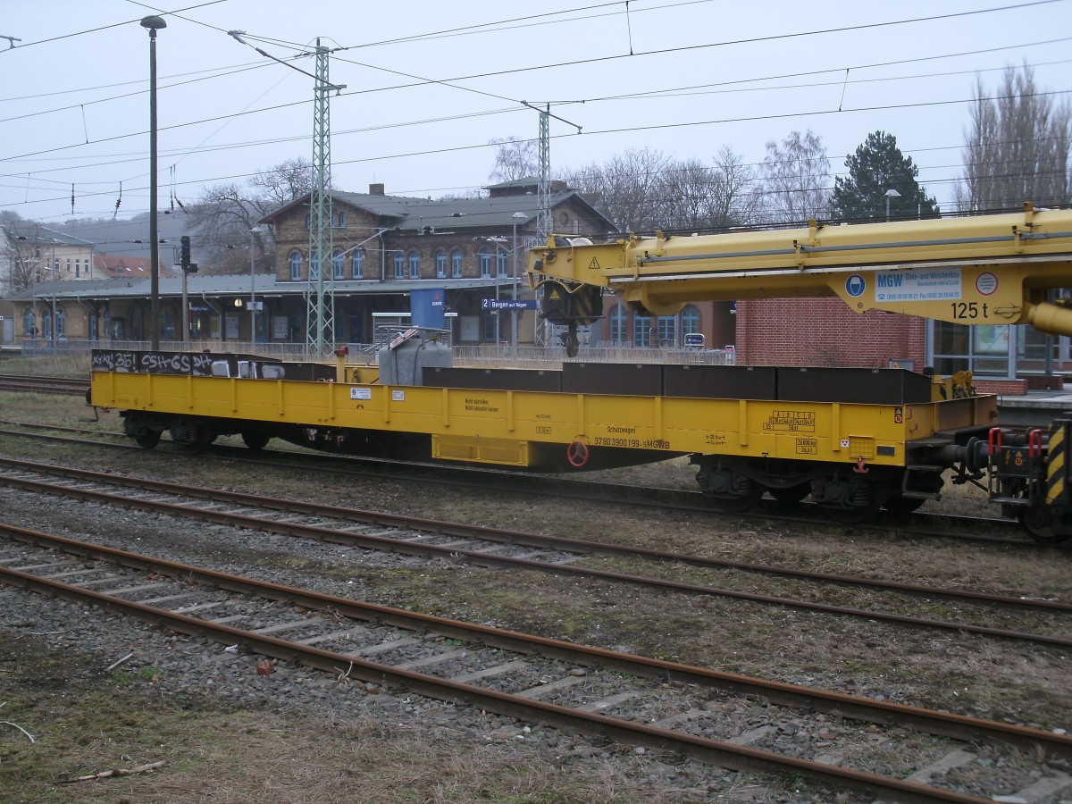 Kranschutzwagen 37 80 3900 1 99-5,am 11.November 2013,in Bergen/Rügen.