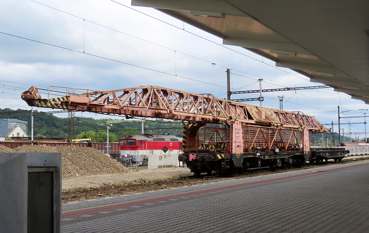 Kranwagen mit riesigem Ausleger im Bahnhof Kosice. Kosice, 13.6.2023