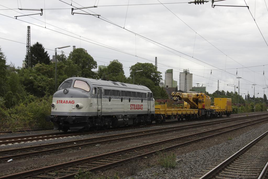 Kranzug der Firma STRABAG im Bahnhof Lengerich am 16.09.2013.
Zuglok ist die NOHAB 1227-007. Dahinter hngt zwischen zwei Schutzwagen
ein achtachsiger Schienenkran des Typs KRC 910.