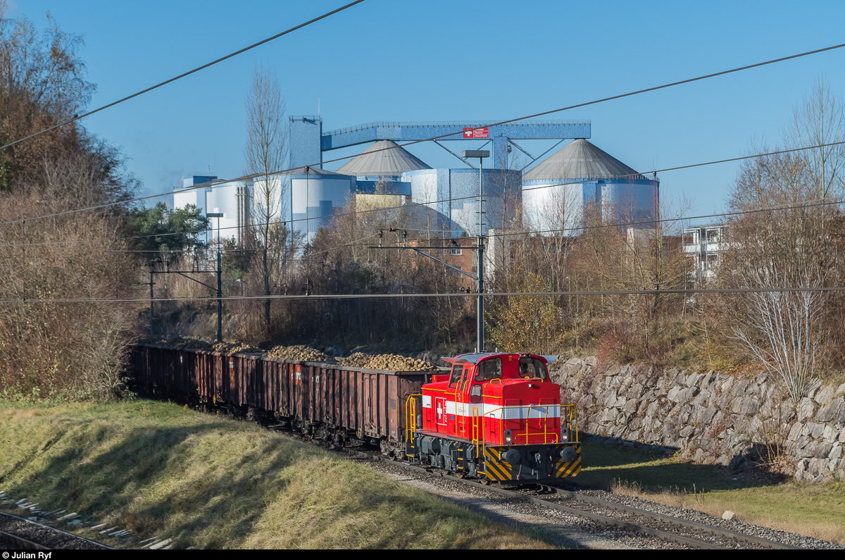 Krauss Maffei M700C  Emilia  der Zuckerfabrik Frauenfeld rangiert am 29. November 2016 einige der soeben aus Österreich eingetroffenen Güterwagen. Die Lok mit Baujahr 1973 wurde im Jahr 2015 durch die Lok Service Balmer AG totalrevidiert.