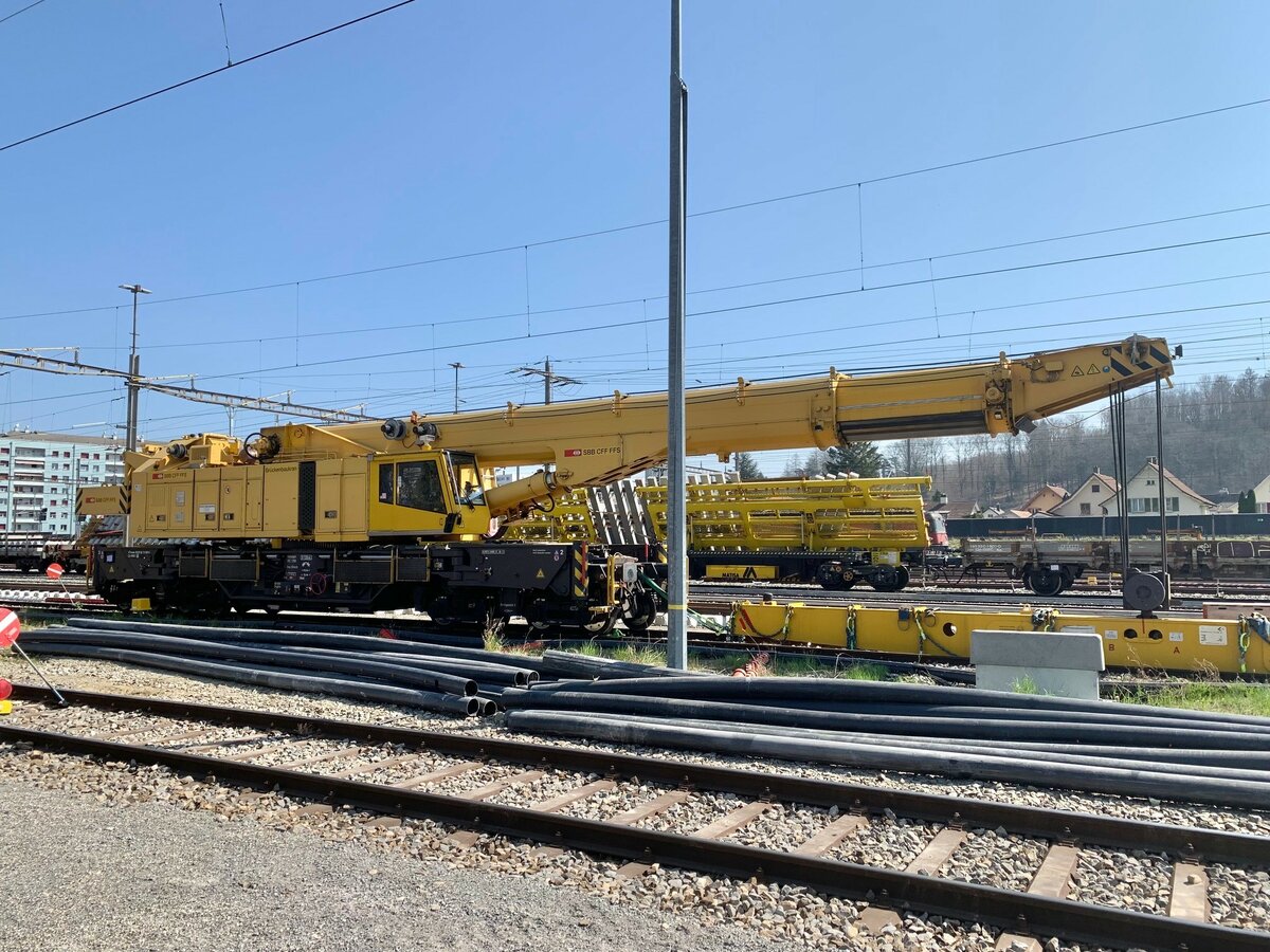 KRC 1200 Brückenbaukran der SBB in Biel RB ( neu BIPO) am 24.3.2022
XTmaas 99 85 94 19 500-5 im Gleis 21. Haben Gleise und Weichen verlegt. 