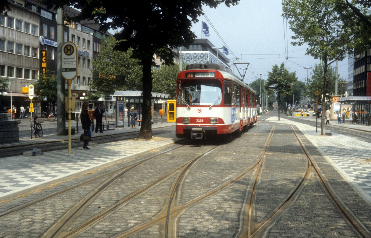 Krefeld Rheinbahn: Der GT8SU 3228 hält im Mai 1987 auf der SL 76 an der Endstelle Krefeld-Rheinstrasse.