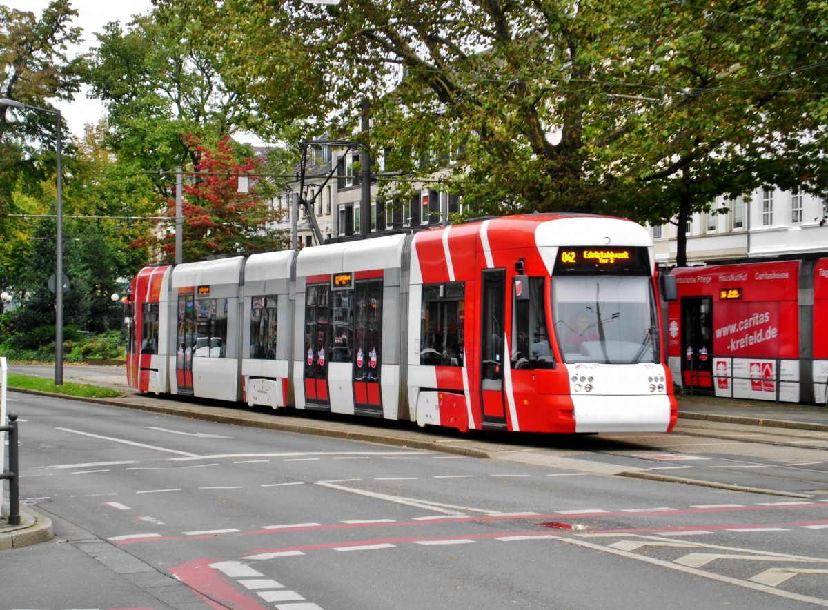 Krefeld: Stra�enbahnlinie 042 nach Krefeld Edelstahlwerk Tor 3 am Hauptbahnhof Krefeld.(13.10.2013) 