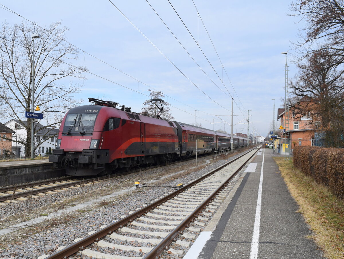 Kressbronn am 02.03.2022 mit 1116 233 und RJ in Richtung Lindau (-Wien)