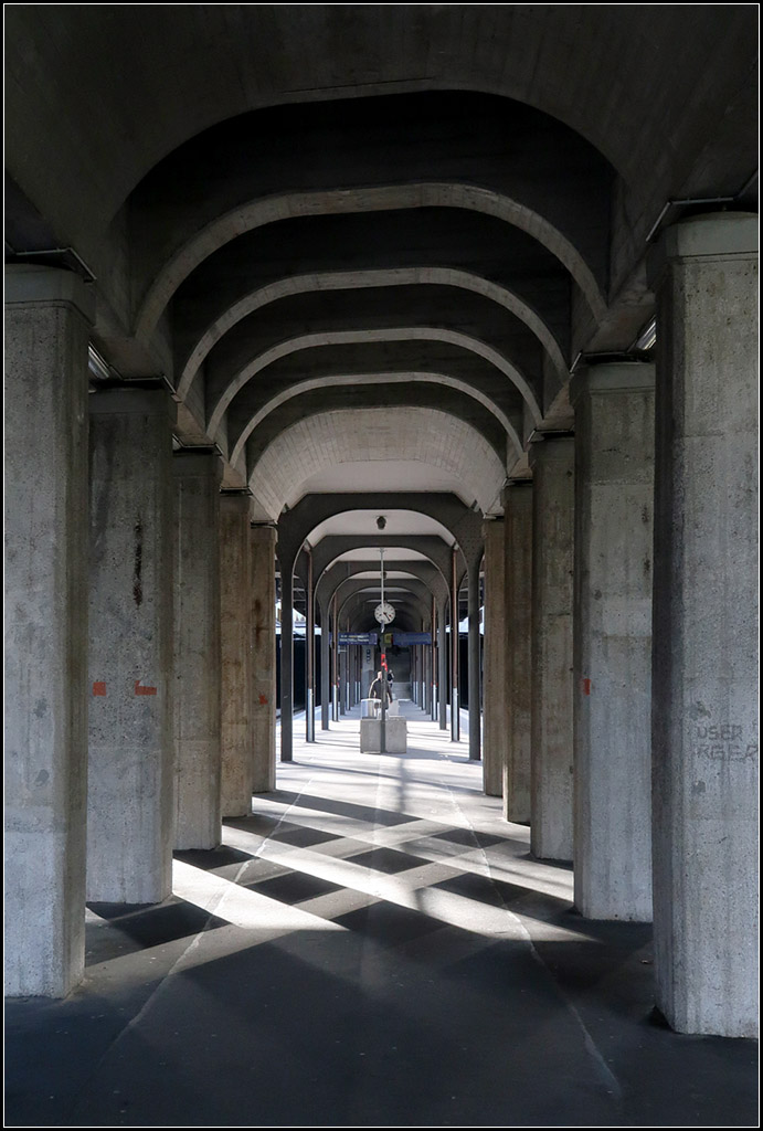 Kreuzende Schatten -

Ein fast schon sakrale Wirkung im Bahnhof Zürich-Wiedikon. 1927 mit der Verlegung der Seebahn in Tieflage wurde dieser Bahnhof neu gebaut.

13.03.2019 (M)
