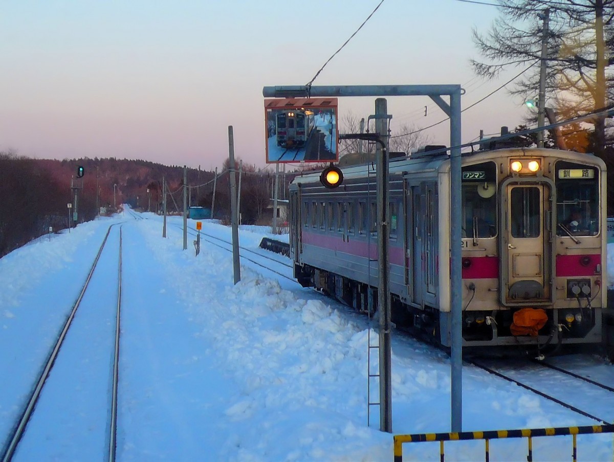 Kreuzung im Abendlicht auf der Hanasaki-Linie. Im Spiegel KIHA 54 525, entgegenkommend KIHA 54 521, Kami Oboro, 18.Februar 2009. Nach der Streichung vieler Kurse ab kommendem März 2016 werden Zugskreuzungen wohl Vergangenheit sein. 