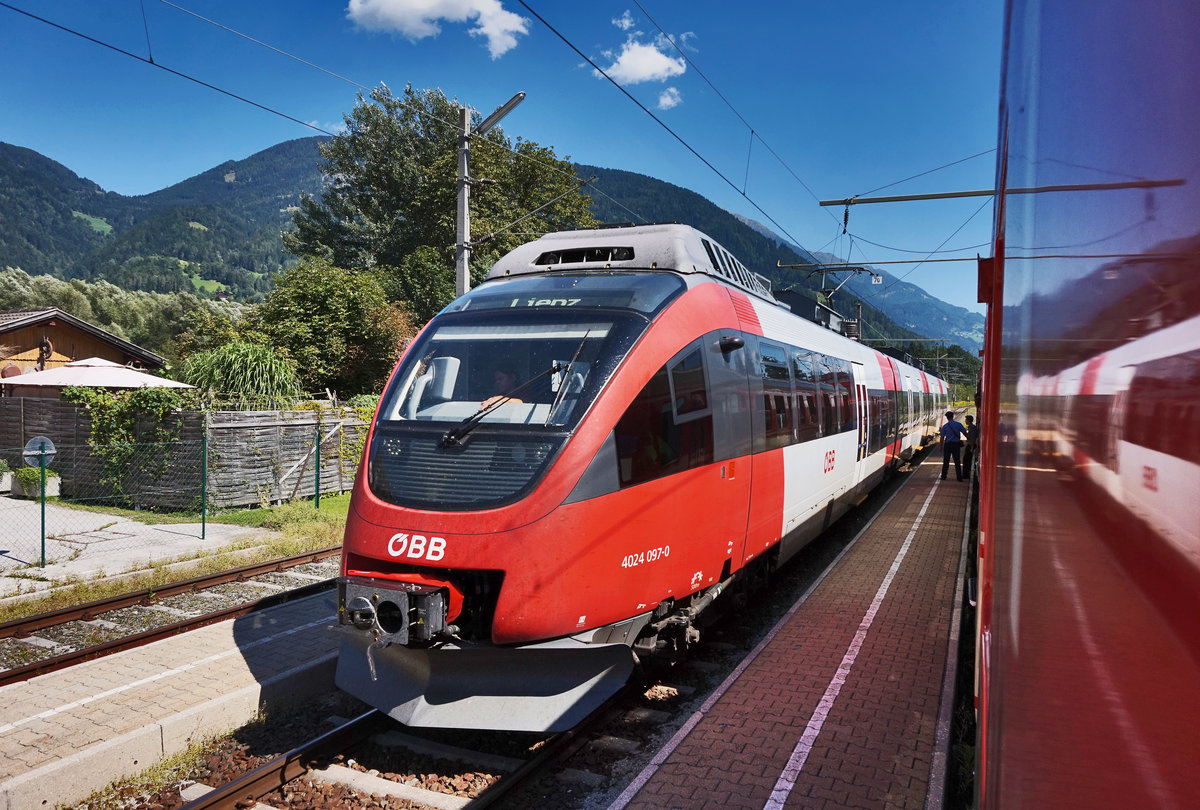 Kreuzung im Bahnhof Dölsach, zwischen dem SR 17075 (Lienz - Spittal-Millstättersee) und dem 4024 097-0 unterwegs als S1 4225 (Friesach - Lienz).
Aufgenommen am 28.8.2016.