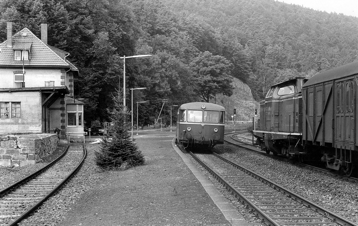 Kreuzung im Bahnhof Herzhausen im Sommer 1981.