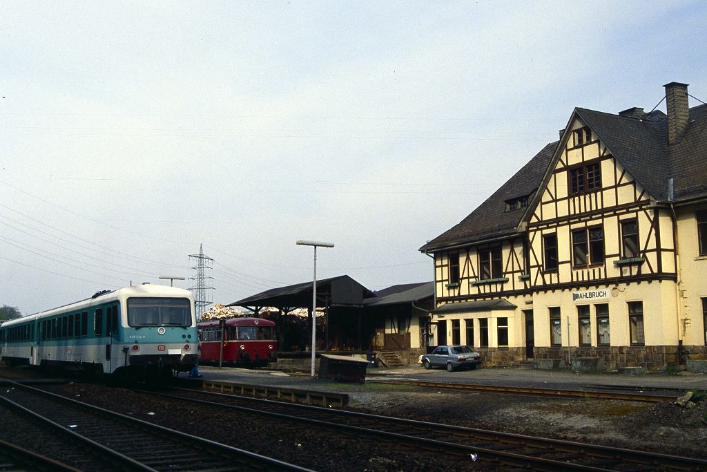 Kreuzung in Dahlbruch mit  796 785 + 996 780 + 796 690 und 628 332 am 30.04.1994.