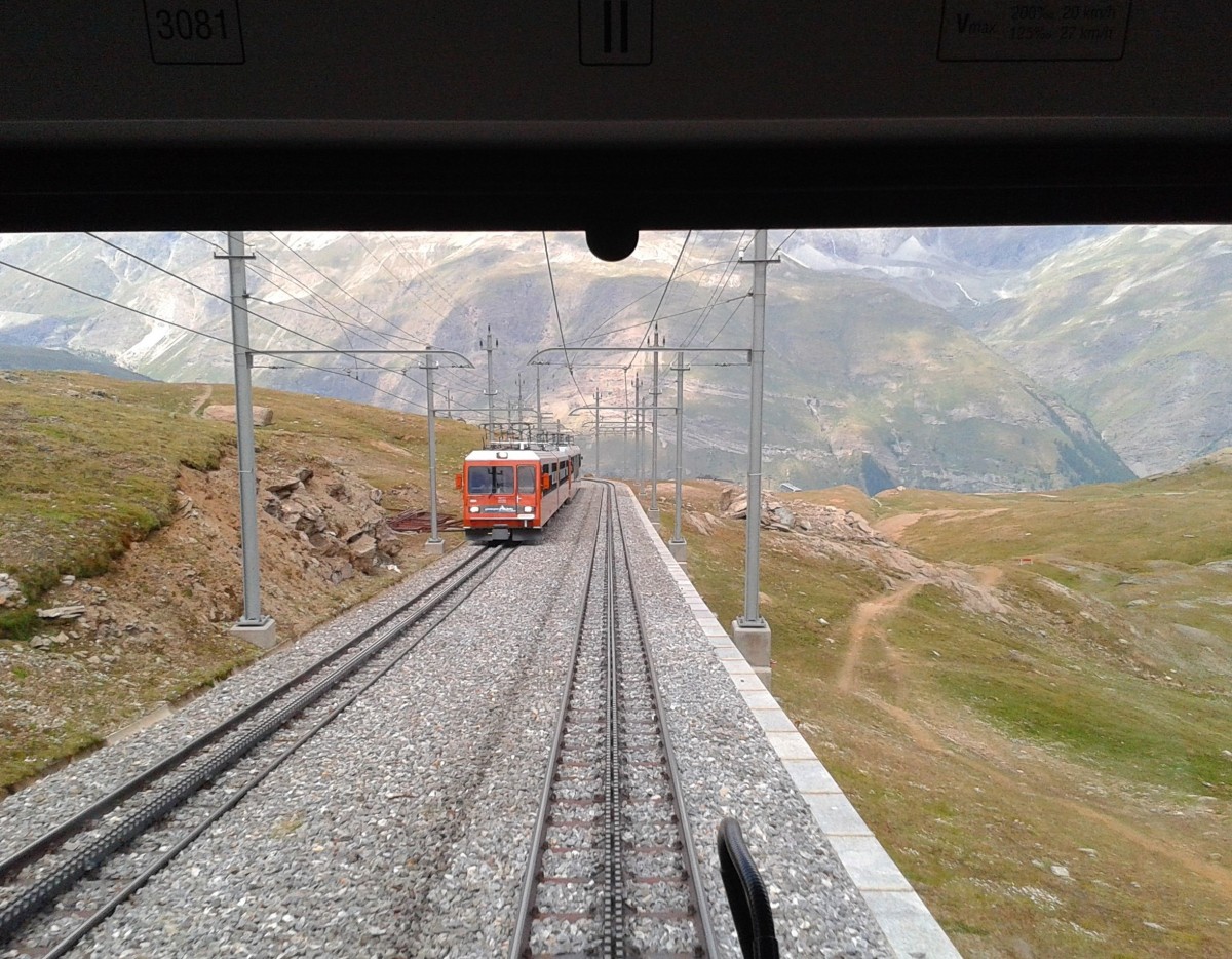 Kreuzung des Bhe 4/6 3081 als R 236 (Gornergrat - Zermatt) und dem entgegenkommenden Bhe 4/8 3054 als R 237 (Zermatt - Gornergrat). Aufgenommen am 22.7.2015 zwischen Gornergrat und Rotenboden.