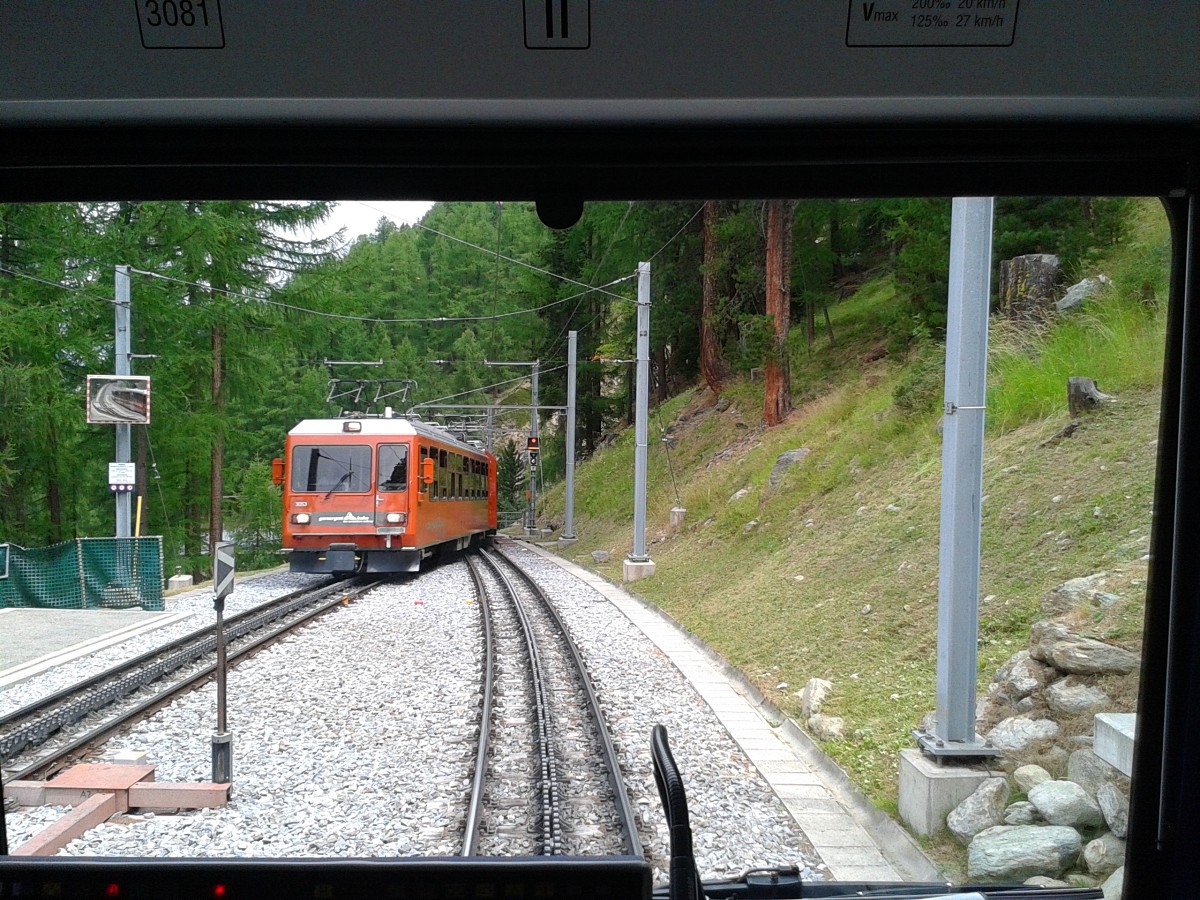 Kreuzung des Bhe 4/6 3081 als R 236 (Gornergrat - Zermatt) und dem entgegenkommenden Bhe 4/8 3053 als R 237 (Zermatt - Gornergrat). Aufgenommen am 22.7.2015 im Bahnhof Findelbach.