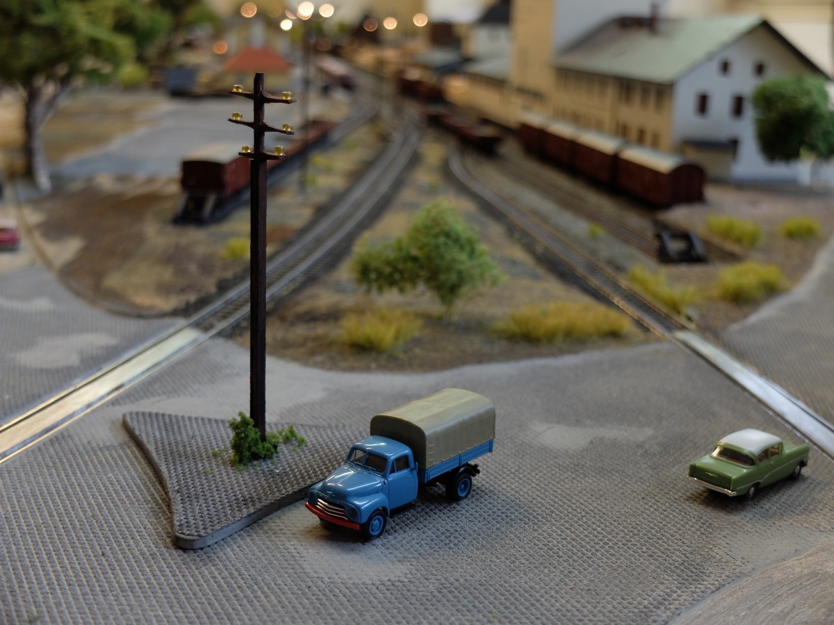 Kreuzung der Falkenbergerstraße (links) und der Mitterteicherstraße. Damals hatte die Kreuzung noch zwei Bahnübergänge, der linke gehörte zur Strecke nach Bärnau. Der rechte war der Werksanschluss der Porzellanfabrik Tirschenreuth. An dieser Stelle steht heute ein Kreisverkehr, 03.04.2015 (Bahnhofsmodell Tirschenreuth)