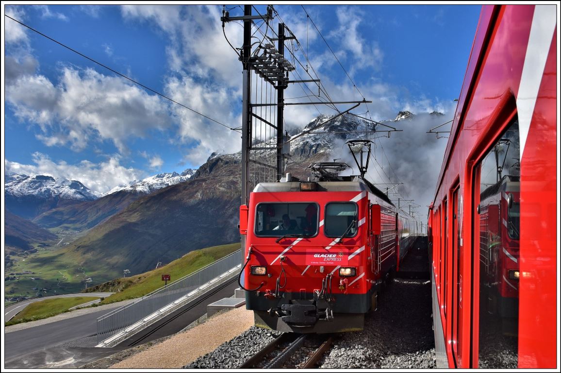 Kreuzung in Nätschen mit Glacier Express PE904 mit einer Hge 4/4. (10.10.2019)