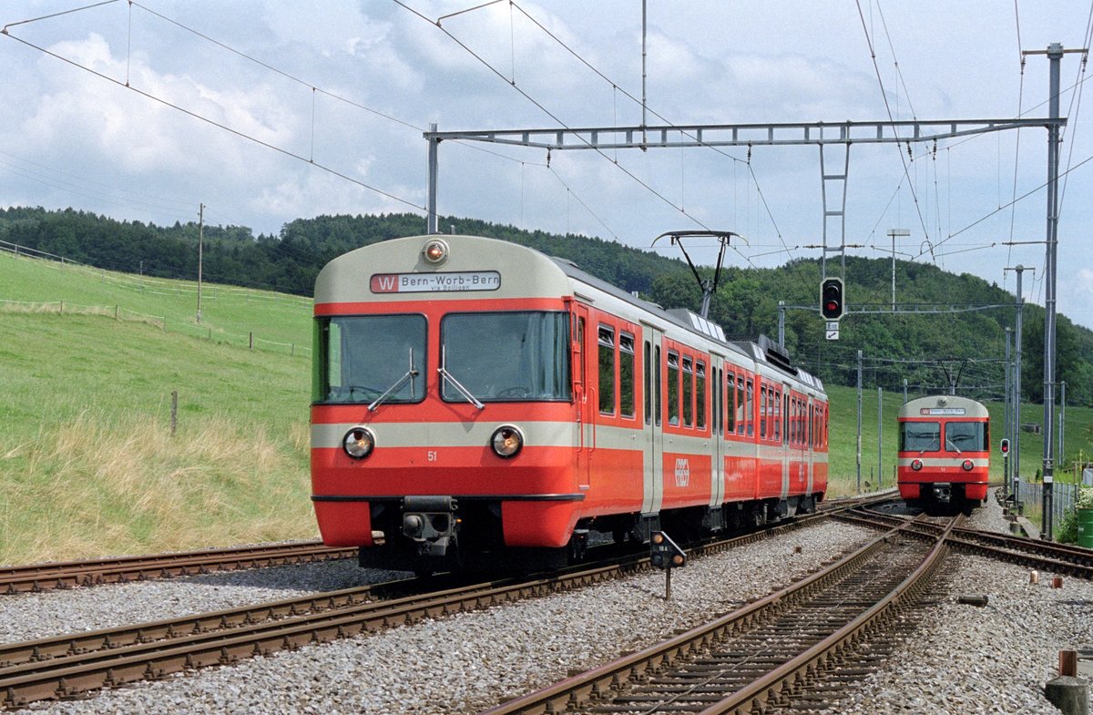 Kreuzung der RBS-Be 4/8 51 und 55  Mandarinli  am 16. Juli 1999 auf der damaligen Linie W in Bolligen.