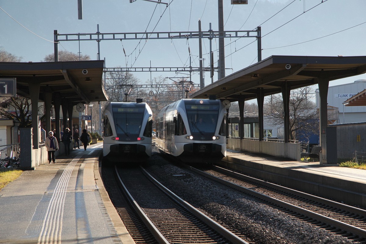 Kreuzung der Regiopendel Chur-Sargans-Chur im Bahnhof Maienfeld.17.12.15