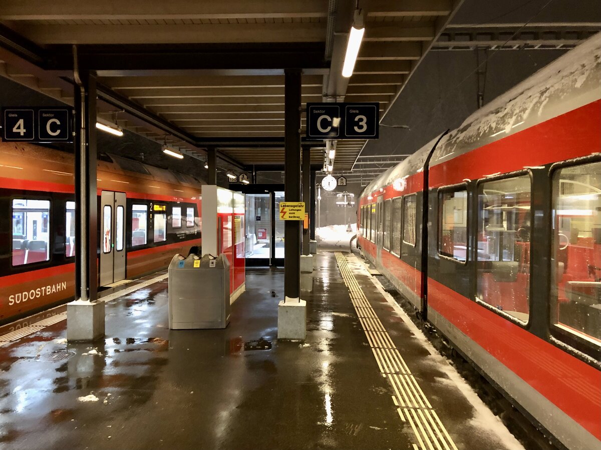 Kreuzung der Südostbahn Züge Voralpenexpress (links) und S40 (rechts) in Biberbrugg