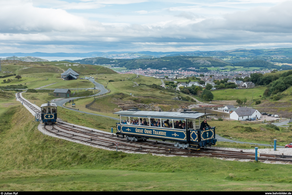 Kreuzung der Wagen 6 und 7 auf der oberen Sektion des Great Orme Tramway am 14. August 2017. Gleich hinter dem Wagen 7 sind die Great Orme Mines zu sehen, Kupferminen aus der Bronzezeit, die auch besichtigt werden können.