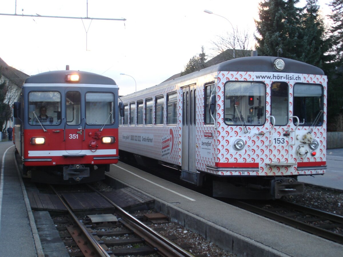 Kreuzung von zwei ASm-Pendelzügen mit den Bt 351 (im speziellen Versuchsanstrich) sowie 153 mit Werbung  Hör-Lisi  am 27. November 2007 in Flumenthal.