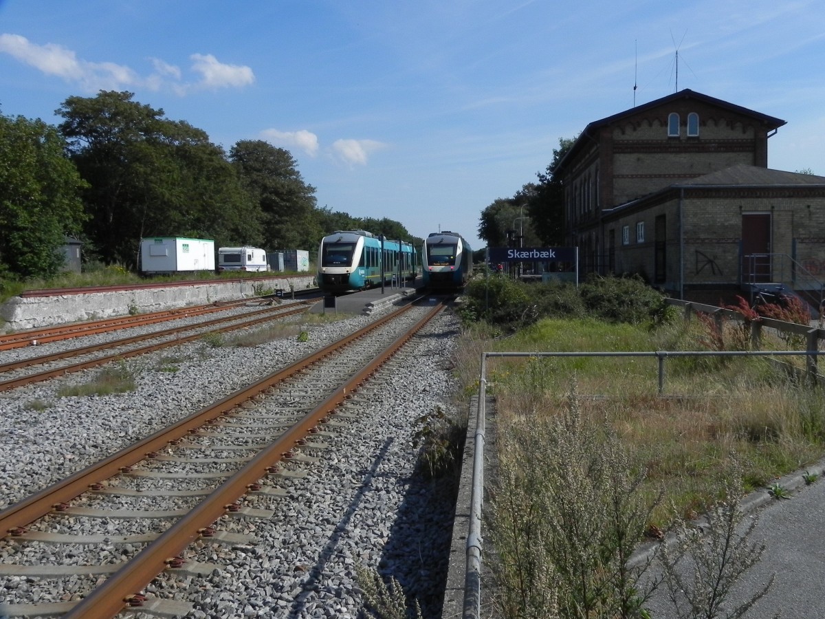 Kreuzung von zwei LINT 41 der (DB) Arriva am 06.08.2015 um 16:05 Uhr im Bahnhof Skærbæk. Der Ort liegt an der Strecke zwischen Tonder und Esbjerg. 