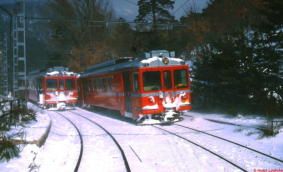 Kreuzung von zwei Triebwagen der Reihe 442 auf der meterspurigen Zahnradlinie C 9 der Madrider Vorortbahn von Cercedilla nach Cotos in Puerto de Navacerrada (Februar 1996). Die Fahrzeuge wurden zwischen 1976 und 1982 nach dem Vorbild der Be 4/4 26 und 27 der Lausanne-Echallens-Bercher-Bahn gebaut.