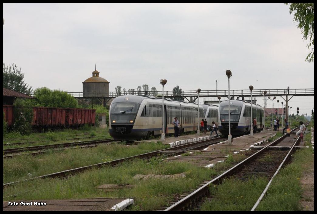 Kreuzung zweier Desiro im ländlichen Bahnhof Titu auf der Strecke Bukarest - Pitesti am 17.05.2015.