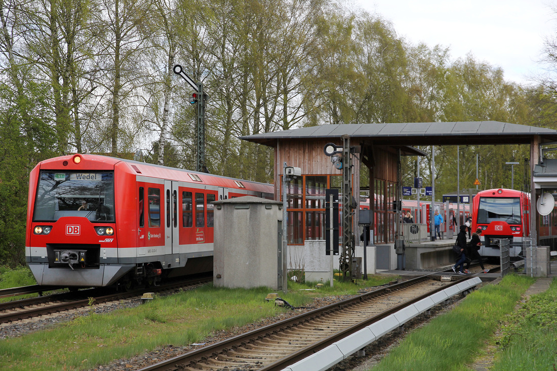 Kreuzung zweier S-Bahnen im Bahnhof Hamburg-Sülldorf.
Der Triebzug links trägt die Nummer 474 034.
Aufgenommen am 18. April 2017.
