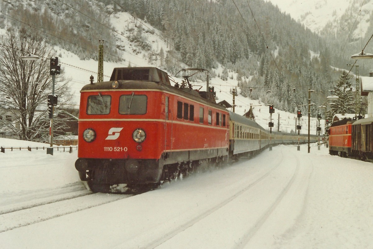 Kreuzung zwischen D-1419 mit 1110.521 und D-248 mit 1044.101 im alten Bhf.St.Anton/A. im Februar 1987