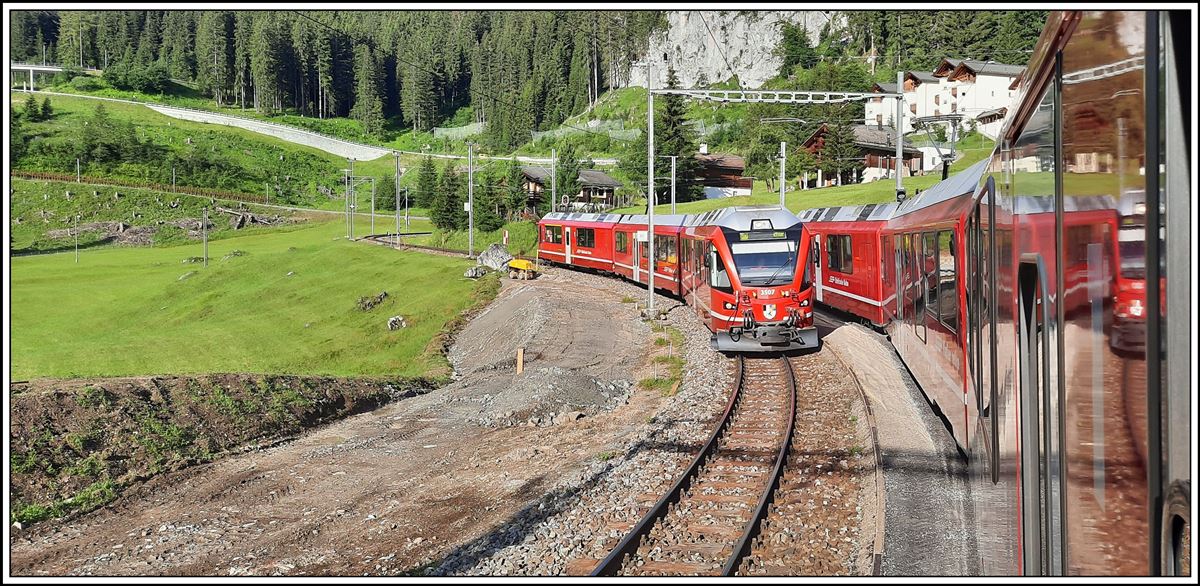Kreuzung zwischen R1420 nach Chur und R1417 nach Arosa in Litzirüti. Der Bahnhof erhält neu ein Aussenperron auf der Südseite. (13.07.2020)