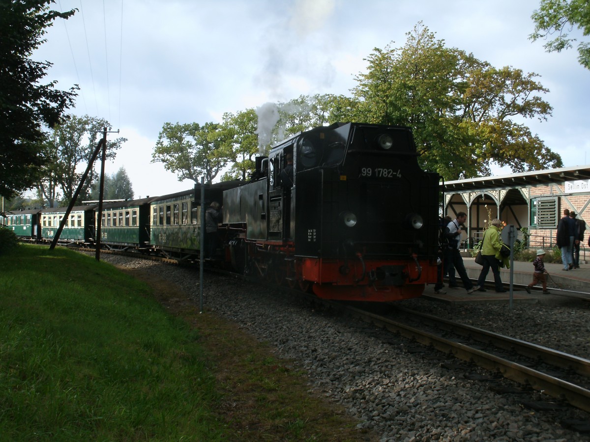 Kreuzungshalt fr 99 1782 mit dem P109 Lauterbach Mole-Ghren,am 20.September 2013,in Sellin Ost.