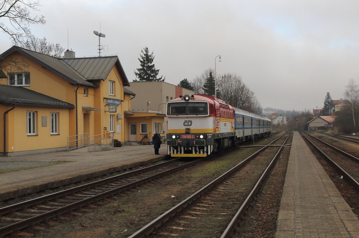 Kreuzungshalt in Namest nad Oslavou reichte für ein Bild unseres OS 4816 mit Zugbegleitpersonal am Bahnsteig. Aufgenommen am 28.12.2023 wo die 754 012 am OS aus Brno nach Trebic eingesetzt wurde.  