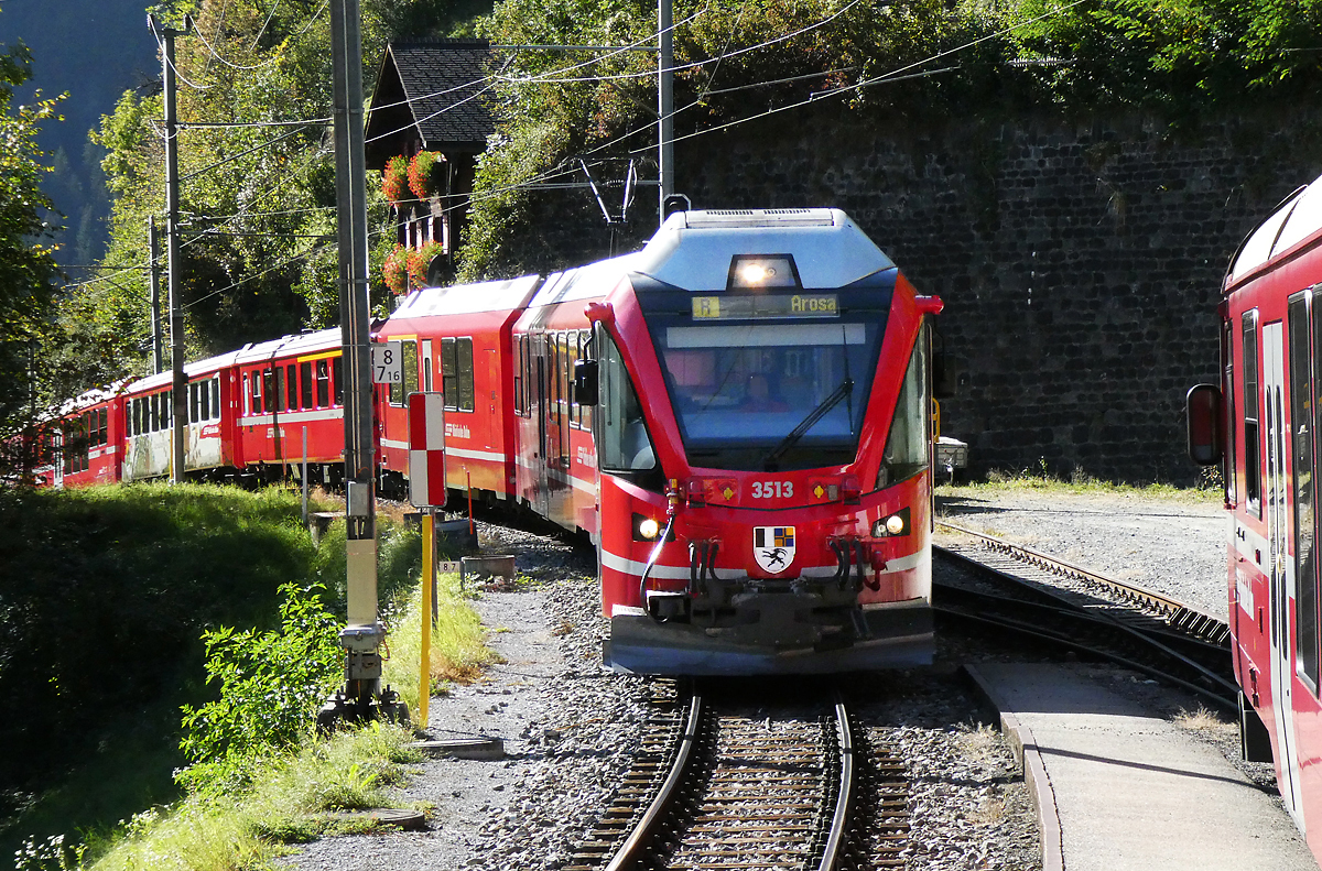 Kreuzungsstation Lüen-Castiel: der Regionalzug von Chur nach Arosa verlässt die Steigung und kreuzt hier mit dem Gegenzug. Lüen, 13.10.2023
