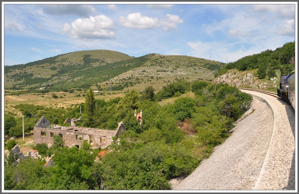 Kriegsschden entlang der Strecke Knin - Ogulin sind berall zu sehen. (03.07.2013)