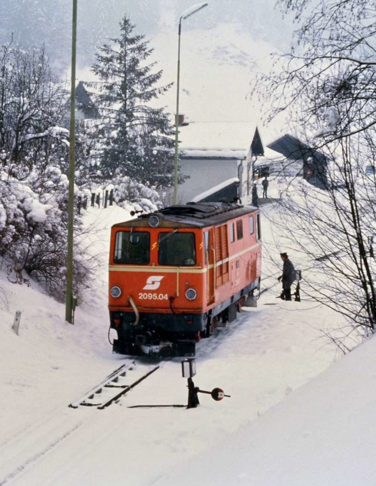 Krimml: Pinzgauer Lokalbahn zu ÖBB-Zeiten, ÖBB-Diesellok 2095.04 beim Rangieren (11.02.1986)