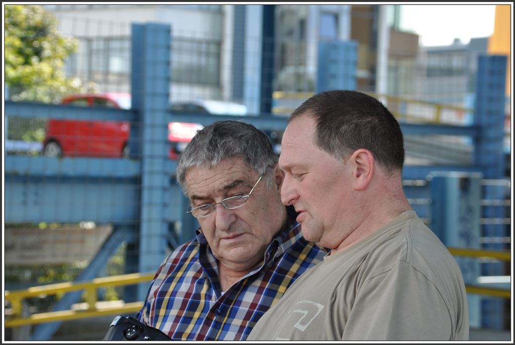 Kritisch wird die eher magere Ausbeute von Vater und Sohn Brutzer begutachtet. (02.08.2015)