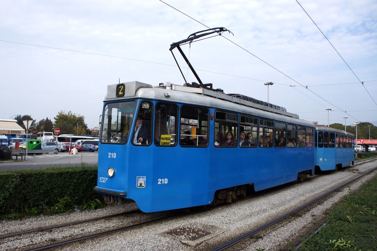 Kroatien / Straßenbahn Zagreb / Tramvaj Zagreb / Zagrebački Električni Tramvaj (ZET): Đuro Đaković TMK 201 - Wagen 210, aufgenommen im Oktober 2017 in der Nähe der Haltestelle  Autobusni Kolodvor  im Stadtgebiet von Zagreb.