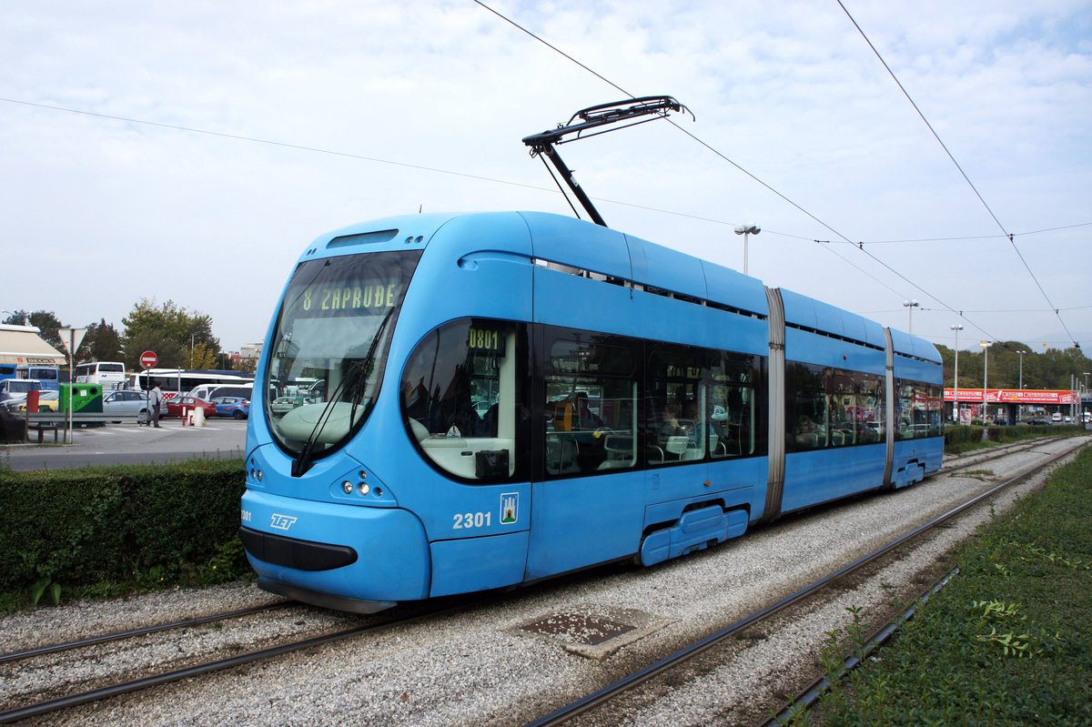 Kroatien / Straßenbahn Zagreb / Tramvaj Zagreb / Zagrebački Električni Tramvaj (ZET): CroTram TMK 2300 - Wagen 2301, aufgenommen im Oktober 2017 in der Nähe der Haltestelle  Autobusni Kolodvor  im Stadtgebiet von Zagreb.