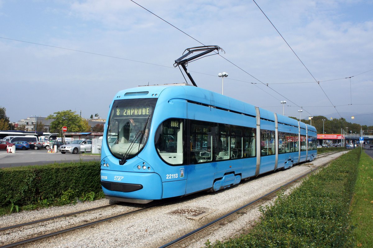 Kroatien / Straßenbahn Zagreb / Tramvaj Zagreb / Zagrebački Električni Tramvaj (ZET): CroTram TMK 2200 - Wagen 22113, aufgenommen im Oktober 2017 in der Nähe der Haltestelle  Autobusni Kolodvor  im Stadtgebiet von Zagreb.