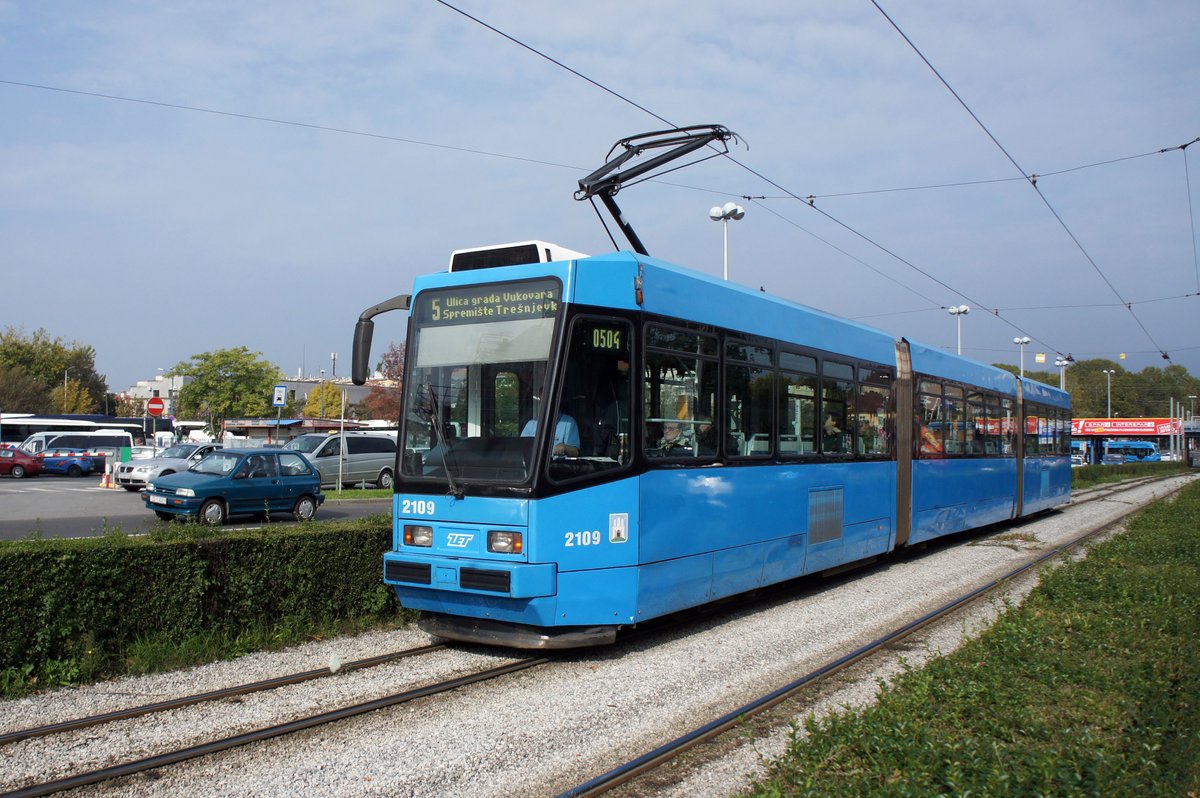 Kroatien / Straßenbahn Zagreb / Tramvaj Zagreb / Zagrebački Električni Tramvaj (ZET): Končar / TŽV Gredelj TMK 2100 - Wagen 2109, aufgenommen im Oktober 2017 in der Nähe der Haltestelle  Autobusni Kolodvor  im Stadtgebiet von Zagreb.