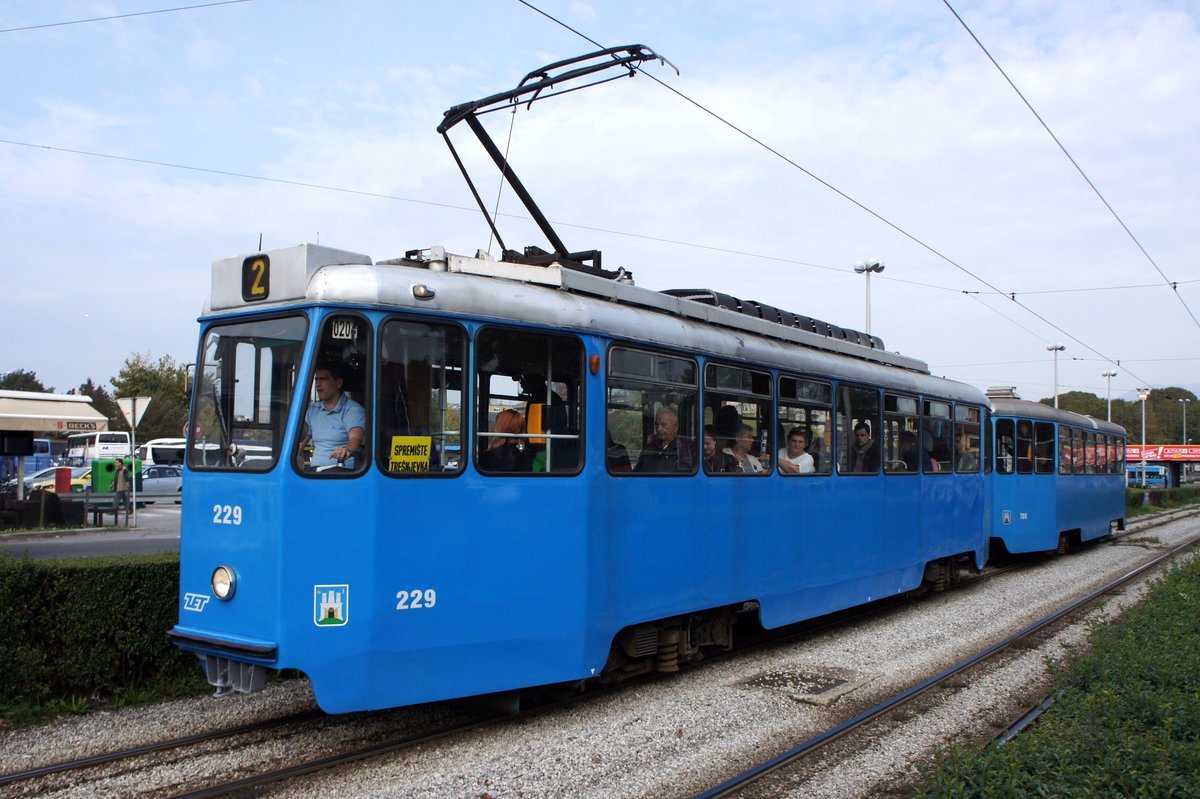 Kroatien / Straßenbahn Zagreb / Tramvaj Zagreb / Zagrebački Električni Tramvaj (ZET): Đuro Đaković TMK 201 - Wagen 229, aufgenommen im Oktober 2017 in der Nähe der Haltestelle  Autobusni Kolodvor  im Stadtgebiet von Zagreb.