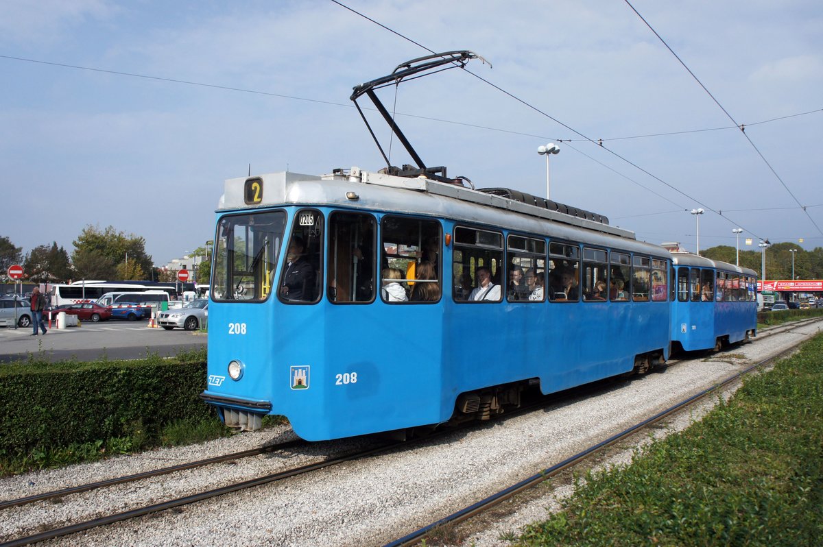 Kroatien / Straßenbahn Zagreb / Tramvaj Zagreb / Zagrebački Električni Tramvaj (ZET): Đuro Đaković TMK 201 - Wagen 208, aufgenommen im Oktober 2017 in der Nähe der Haltestelle  Autobusni Kolodvor  im Stadtgebiet von Zagreb.