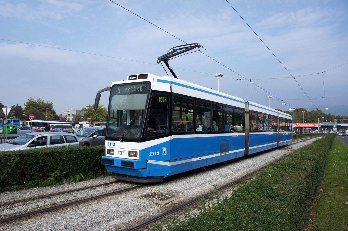 Kroatien / Straßenbahn Zagreb / Tramvaj Zagreb / Zagrebački Električni Tramvaj (ZET): Končar / TŽV Gredelj TMK 2100 - Wagen 2113, aufgenommen im Oktober 2017 in der Nähe der Haltestelle  Autobusni Kolodvor  im Stadtgebiet von Zagreb.