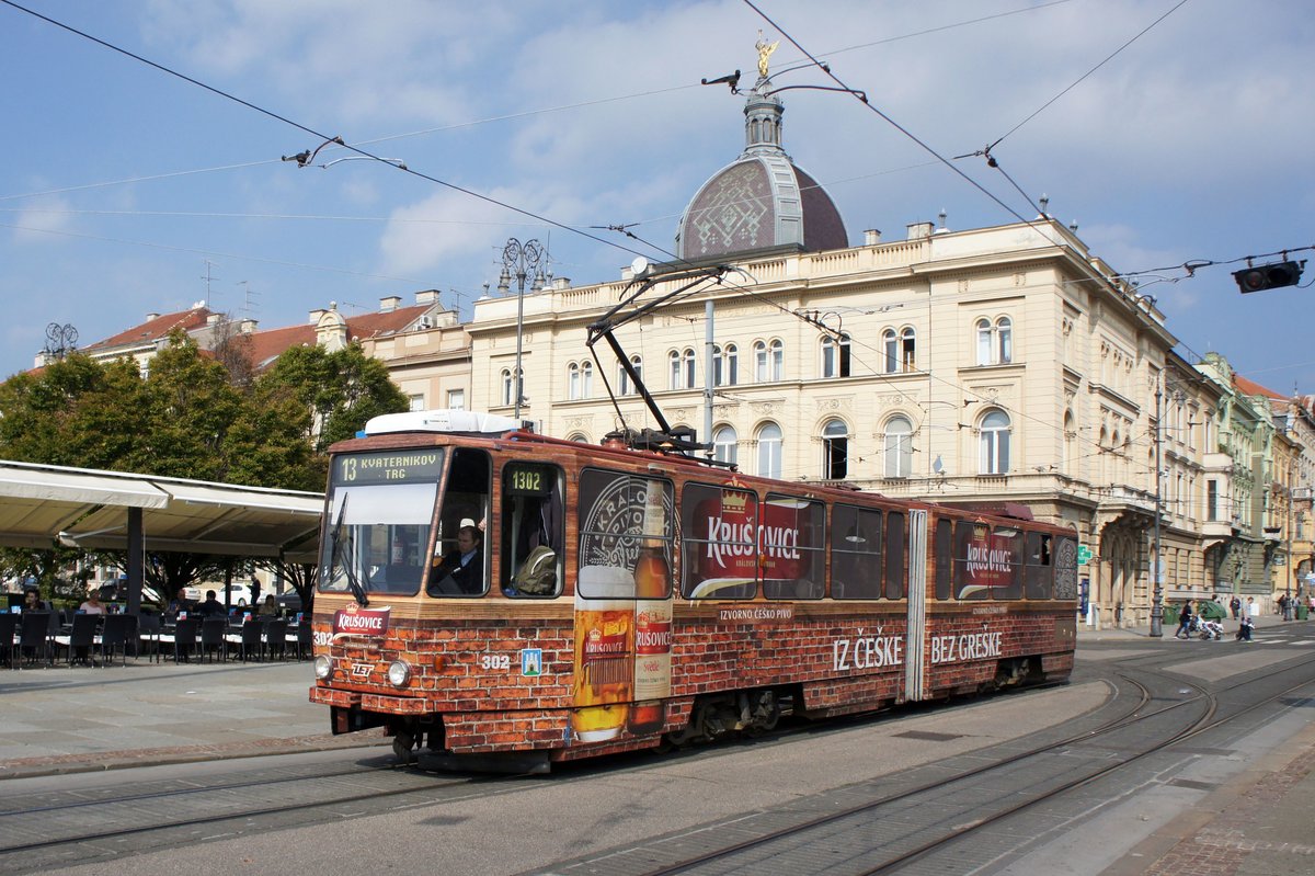 Kroatien / Straßenbahn Zagreb / Tramvaj Zagreb / Zagrebački Električni Tramvaj (ZET): Tatra KT4YU - Wagen 302, aufgenommen im Oktober 2017 am Hauptbahnhof in Zagreb.