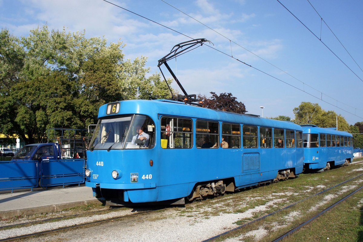 Kroatien / Straßenbahn Zagreb / Tramvaj Zagreb / Zagrebački Električni Tramvaj (ZET): Tatra T4YU - Wagen 440, aufgenommen im Oktober 2017 an der Haltestelle  Središće  im Stadtgebiet von Zagreb.