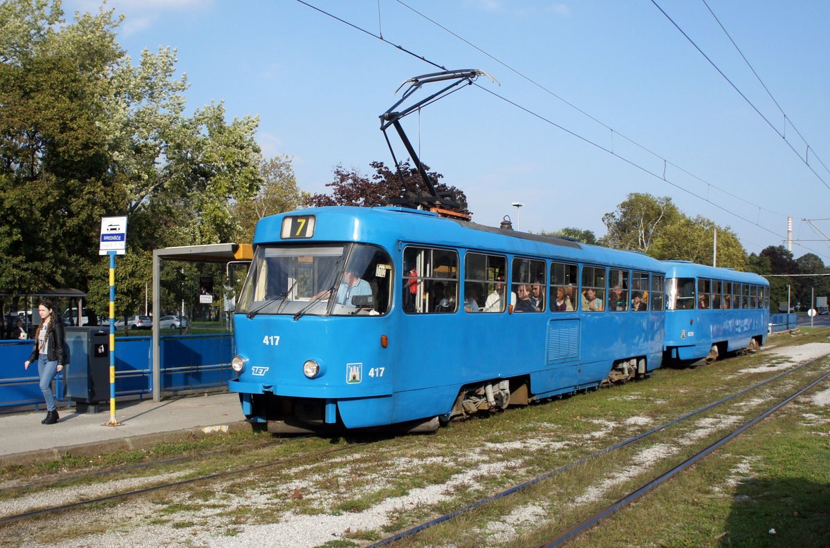 Kroatien / Straßenbahn Zagreb / Tramvaj Zagreb / Zagrebački Električni Tramvaj (ZET): Tatra T4YU - Wagen 417, aufgenommen im Oktober 2017 an der Haltestelle  Središće  im Stadtgebiet von Zagreb.