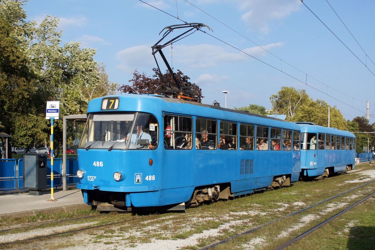 Kroatien / Straßenbahn Zagreb / Tramvaj Zagreb / Zagrebački Električni Tramvaj (ZET): Tatra T4YU - Wagen 486, aufgenommen im Oktober 2017 an der Haltestelle  Središće  im Stadtgebiet von Zagreb.
