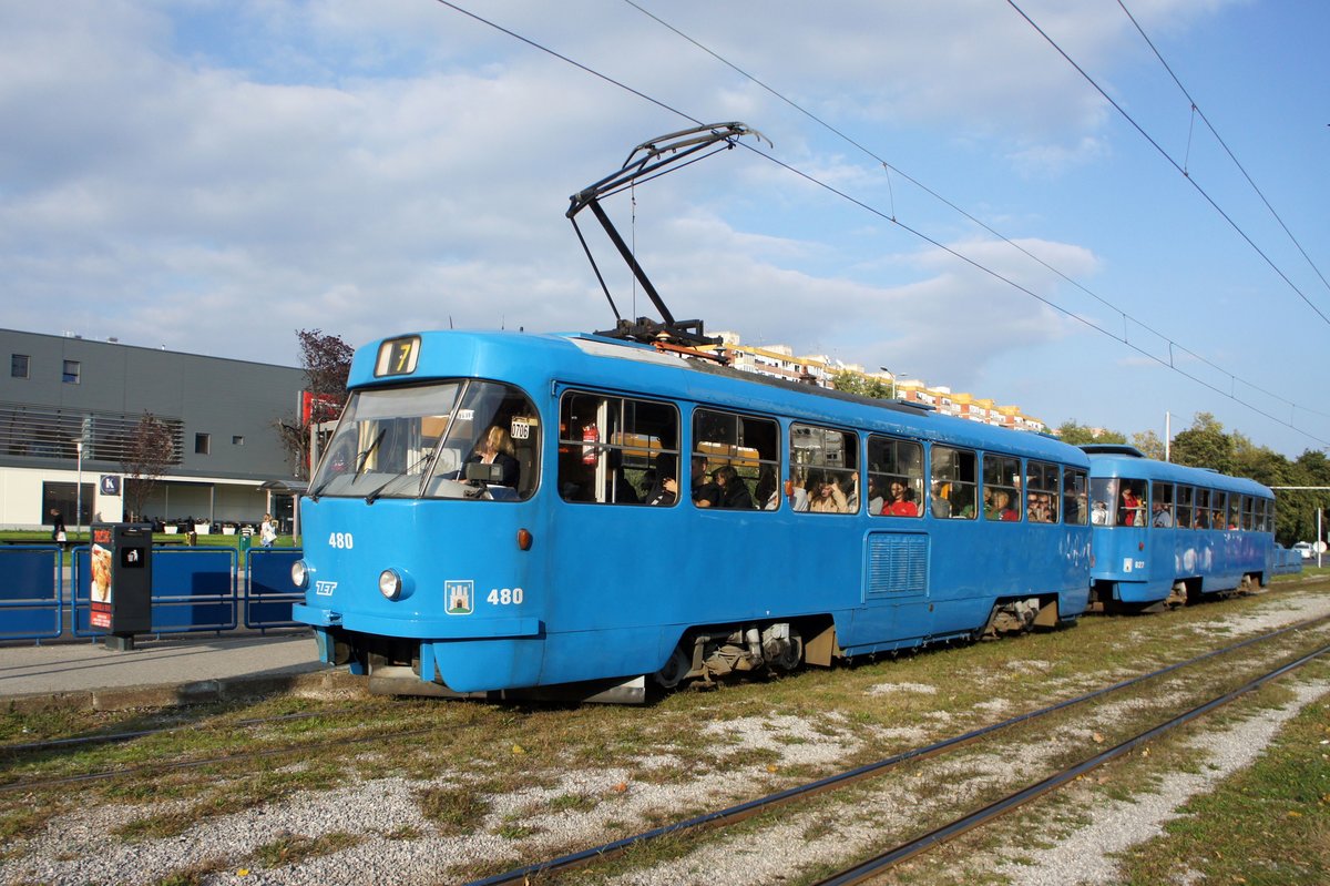 Kroatien / Straßenbahn Zagreb / Tramvaj Zagreb / Zagrebački Električni Tramvaj (ZET): Tatra T4YU - Wagen 480, aufgenommen im Oktober 2017 an der Haltestelle  Sopot  im Stadtgebiet von Zagreb.